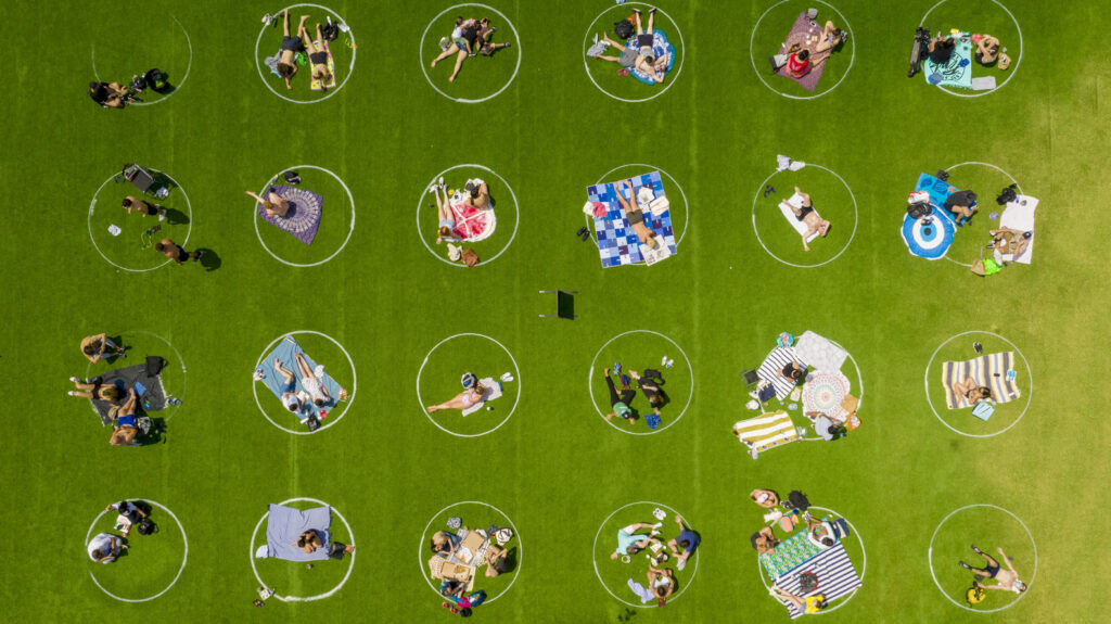 Domino Park con círculos pintados que marcan el distanciamiento social.