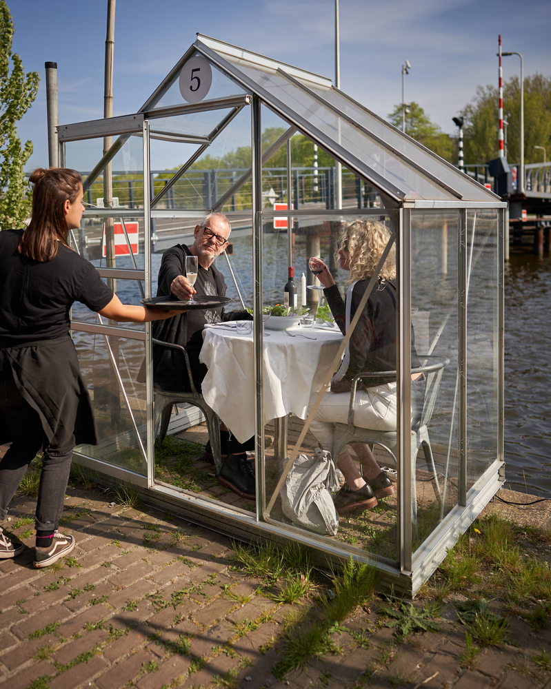 Restaurante en Ámsterdam con medidas de prevención para respetar el distanciamiento social